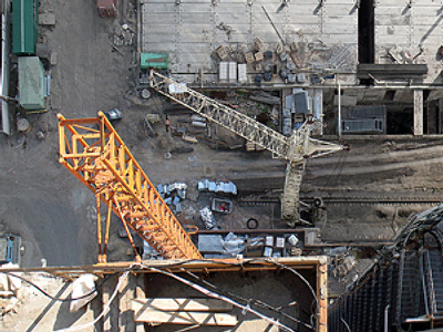 Crane collapses onto traffic, six injured