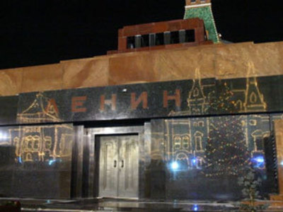 Lenin’s body on the crossroad