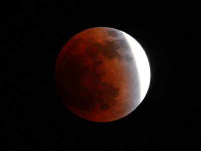 Final lunar eclipse of 2011 captivates stargazers