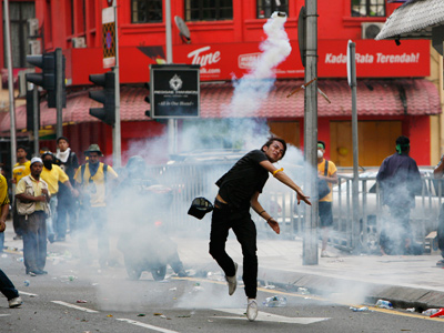 Tear gas for 25,000-strong Malay fair vote rally