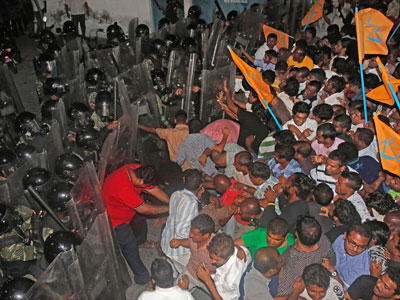 Maldives police crack down on ex-president’s supporters (PHOTOS)
