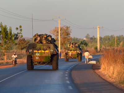French army soldiers stand on armoured vehicles as they leave Bamako and start their deployment to the north of Mali as part of the "Serval" operations on January 15, 2013 (AFP Photo / Eric Feferberg)