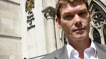 United Kingdom, London : Gary McKinnon, who is accused of breaking into US government computer networks, is pictured outside the Royal Courts of Justice in London , 11 July 2006. (AFP Photo / John D Mchugh)