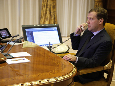 Medvedev talks to Ahmadinejad prior to Middle East visit