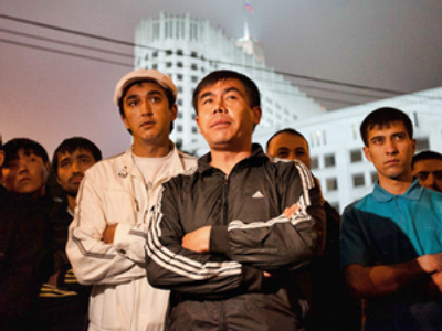 Moscow’s Uzbeks rally fearing for their families lives in Kyrgyzstan