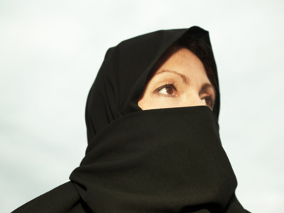 Belgian cop attacked for trying to unveil Muslim woman