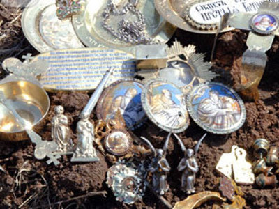 Mystery voice encourages treasure hunters to submit bounty