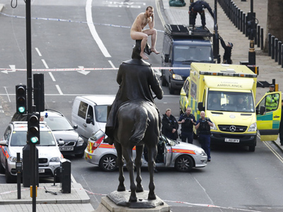 Single statue streaker stops central London (PHOTOS)