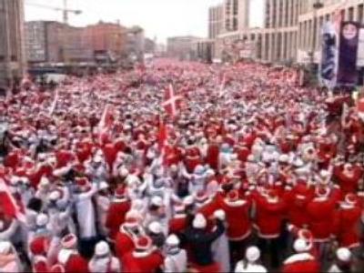 ‘Nashi’s’ Santas throng Moscow centre