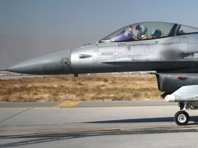 A pilot waves from the cockpit of a US F16 fighter jet as he taxis after returning to Bagram air base after flying a mission (AFP Photo / Bonny Schoonakker)