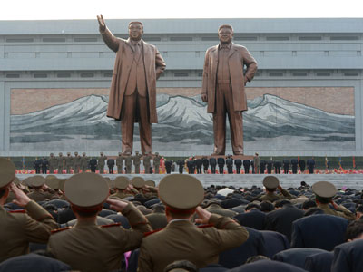 Statues of the nation's former leaders Kim Il-Sung (L) and Kim Jong-Il (R) (AFP Photo / Pedro Ugarte)