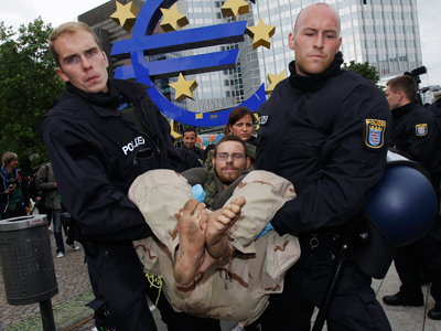 Police disperse Occupy Frankfurt camp (PHOTOS)