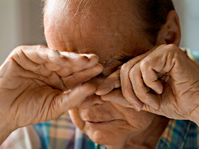 Daughter puts elderly father on chain under scorching sun
