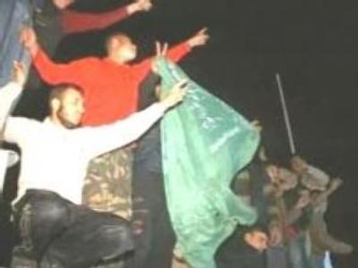 Palestinians form human shields against Israeli attacks