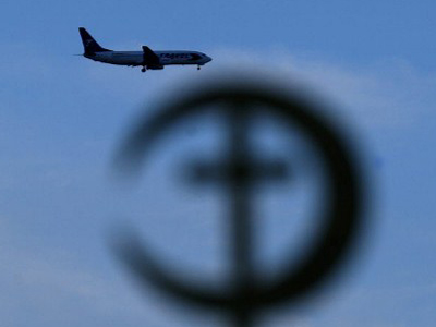 Egyptian tries to open plane door during flight 'to talk to God'