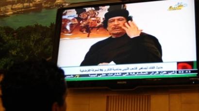 Tripoli : A resident watches a television showing Libyan leader Muammar Kadhafi on the occasion of 96 anniversary of the Battle of Cordoba in Tripoli, Libya April 30, 2011. (AFP Photo / Mahmud Turkia)
