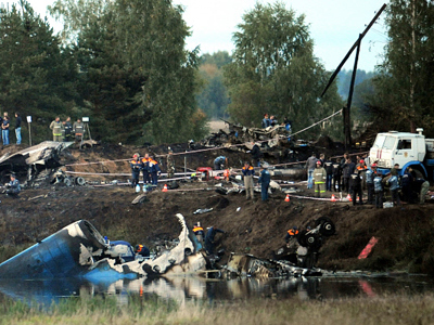 Workers of Russia's Ministry of Emergency Situations inspecting the wreckage of the Yak-42 aircraft that crashed during take-off near the Tunoshna Airport, Yaroslavl Region (RIA Novosti / Grigory Sysoev)