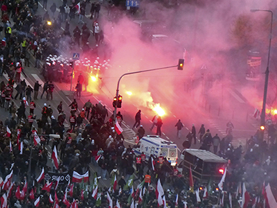 Warsaw police fire tear gas, brawl with nationalists in Independence Day clashes (PHOTOS)
