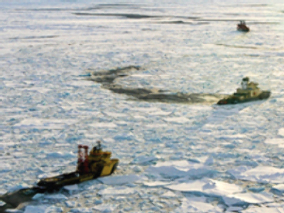 Polar scientists rescued from melting ice station