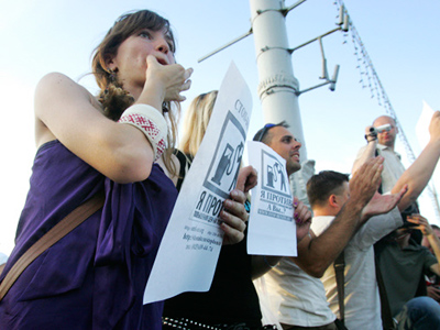 Belarusians turn to mass protests as government tries to tackle crisis
