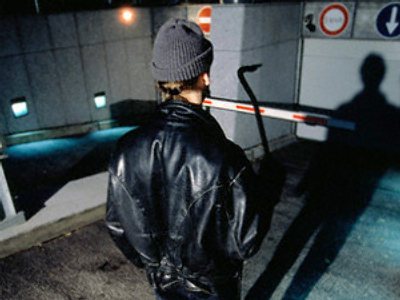 Robber robs a robber: curious case of stolen cell