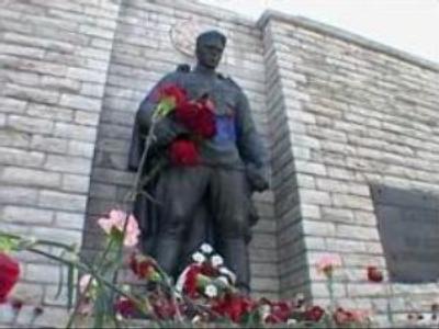 Russia opposes Estonian plan to rebury Soviet soldiers