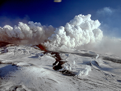 Russian volcano eruption attracts tourists, sparks 'apocalypse' fears (PHOTOS)