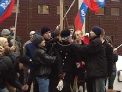 Russian activists defend Soviet monuments in Estonia