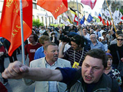 Russian trade unions teach teenagers to strike (ITAR TASS)