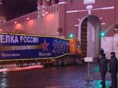 Russia's main Christmas tree arrives at the Kremlin