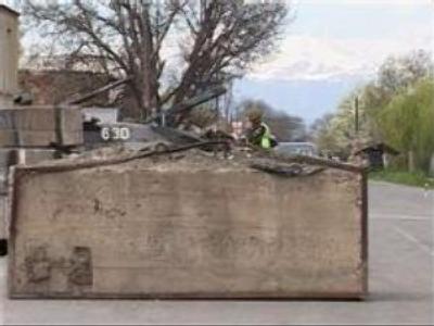South Ossetia re-opens some routs as tensions ease