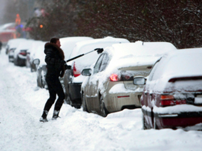 Residents of St. Petersburg help clear city after heavy snowfall