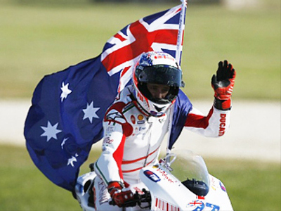 Stoner wins at home, Rossi strengthens overall lead