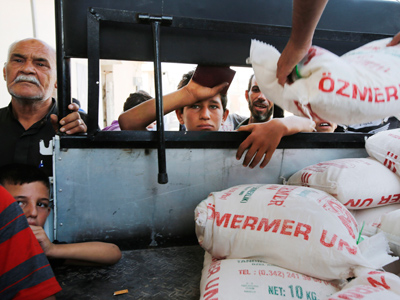 Syria refugee toll skyrockets: 10,000-strong backlog at Turkish border