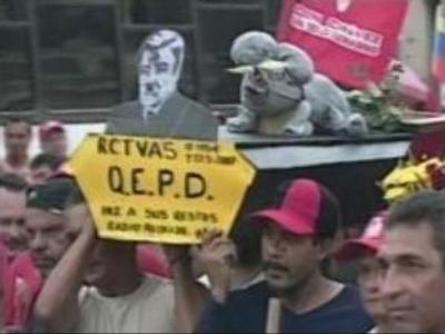 Thousands condemn Chavez for gagging TV