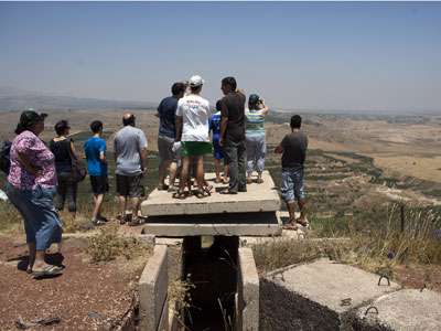 War voyeurs: Israeli tourists watch Syria battles from safe distance (PHOTOS)