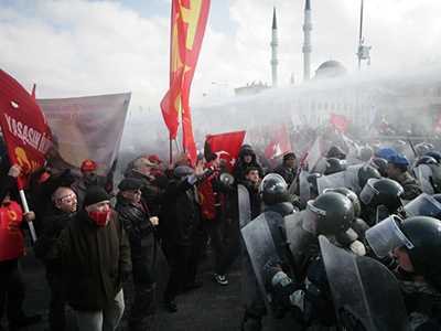 Hundreds of protesters clash with police in Turkey amid mass trial (PHOTOS)