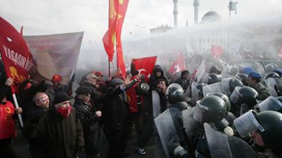 Turkish gendarmerie fire water cannon and tear gas as they clash with hundreds of protesters trying to enter a courthouse in Silivri near Istanbul on February 18, 2013. (AFP Photo)