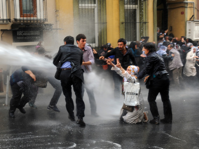 Turkish police fire tear gas at hunger strike supporters (PHOTOS)