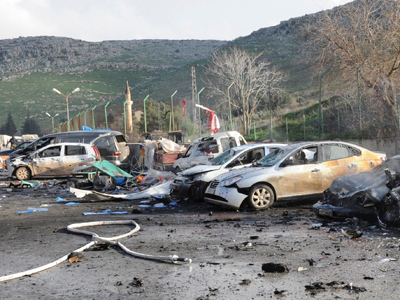Damaged cars are seen after an explosion at Cilvegozu border gate near the town of Reyhanli on the Turkish-Syrian border in Hatay province February 11, 2013 (Reuters / Cem Genco / Anadolu Agency)