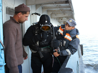 Signs underwater of desperate bid to save lives – rescue divers