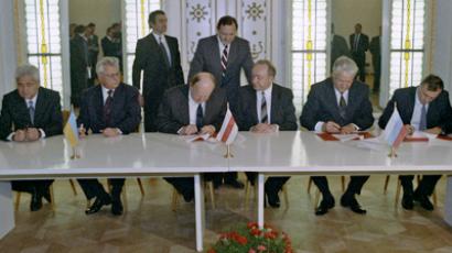 Russian President Boris Yeltsin, Ukrainian President Leonid Kravchuk and Stanislav Shushkevich, Speaker of the Belarusian Supreme Soviet (Parliament), sign Agreement on Establishing the Commonwealth of Independent States during their trilateral summit in Belovezhskaya Pushcha (RIA Novosti / Yuriy Ivanov)