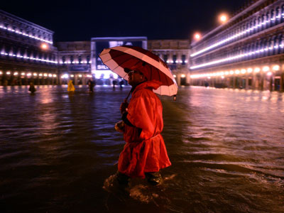 High tide floods Venice (PHOTOS)