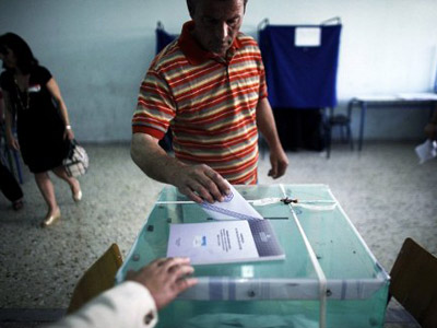 : A man casts his vote for Greece's general elections at a polling station in Athens on May 6, 2012. (AFP Photo / Angelos Tzortzinis)