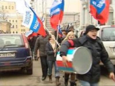 Youth activists rally at Estonian embassy in Moscow