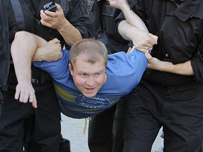 Belarusian police draw “applause” from protesters