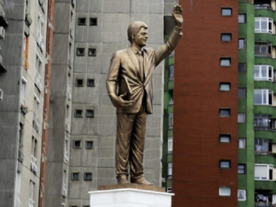 Clinton unveils statue to (guess who?) in Kosovo