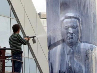Yeltsin monument paint-bombed, Communists approve