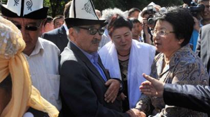 Kyrgyz President Rosa Otunbaeva (R) speaks with people at the monument "Mothers'Tears" (AFP Photo / Vyacheslav Oseledko)
