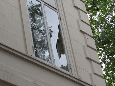 Syria opposition supporters attack Russian Embassy in UK